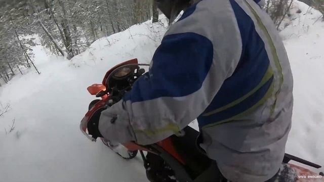 Эндуро зимой в лесу на мотоцикле смотреть онлайн