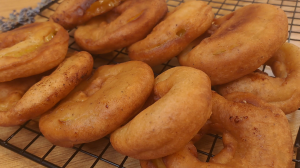 Я так люблю этот рецепт пончиков. Если дома есть яблоки я всегда их готовлю.