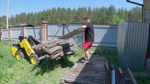 Срезаю дерн, выравниваю участок для  вольера. Переносим будку