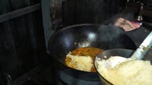 ПЛОВ с куриными голенями в казане на костре