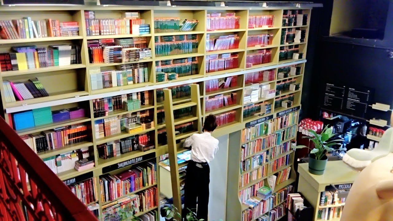 Самый атмосферный книжный магазин  Петербурга! Рай для книгоманов. Два этажа счастья- книги и кофе