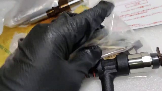 DIESEL INJECTOR 6251-11-3200 for Komatsu SAA6D125E-5 смотреть онлайн