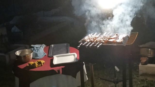 СТЕЙК НА ГРИЛЕ ИЗ СВИНОЙ КОРЕЙКИ НА РЕБРЕ МАРИНОВАННЫЙ В КОПЧЕНОЙ ПАПРИКЕ с луком и специи смотреть онлайн