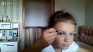 Девочка красится