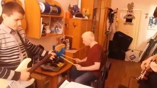 ИГРАЮ НА ЭЛЕКТРОННЫХ БАРАБАНАХ ,ШКОЛЬНИКИ ПОДЫГРЫВАЮТ НА ГИТАРАХ ?