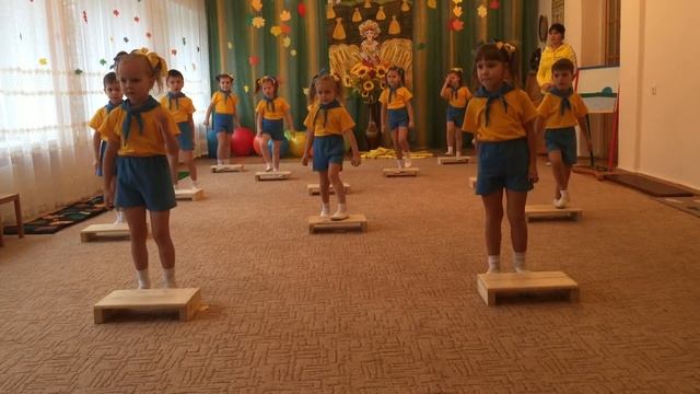 Заняття з фізкультури з використанням фітбол-м'ячів та степ-платформів в ДНЗ № 57 "Лілея" смотреть онлайн