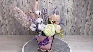 Композиция из искусственных цветов