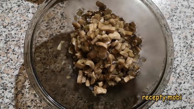 Салат с жареными крабовыми палочками и шампиньонами