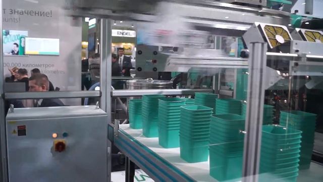 Станок делает пластиковые стаканы