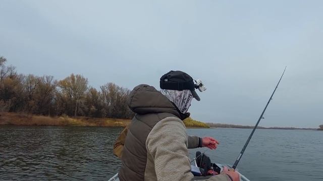 Покорение СИЛЬНОЙ реки. ТАКИМ весом груза я ещё не ловил. Супер рыбалка в Астрахани. смотреть онлайн