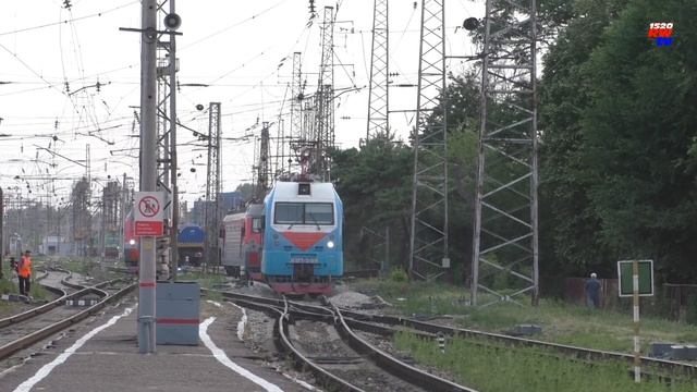 Смена электровоза ЭП1М-599 на 2ЭС4К-126 Станция Белореченская Поезд №479 Санкт-Петербург – Сухум смотреть онлайн