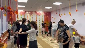 Вступительный танец родителей и малышей "Гуляем и пляшем". Открытое занятие с детьми младшей группы