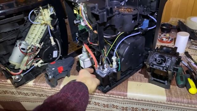 Сравнение Бюджетных кофемашин Delonghi 22.110 и Philips EP2200. Цена новых 300 евро.