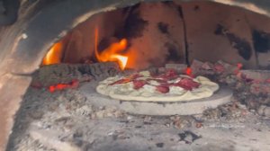 Домашняя пицца в садовой каменной помпейской печи. Homemade pizza in a DIY pizza stove