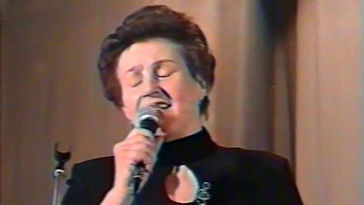 "Подмосковная осень" (запись 2000 г). Слова и музыка Веры Журба. Поют Вера Журба и Надежда Вдовкина.