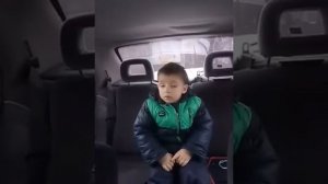 Очень смешное видео маленький мальчик борется со сном