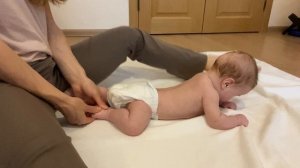 Если в возрасте 3-5 месяцев напрягает ноги в положении на животе