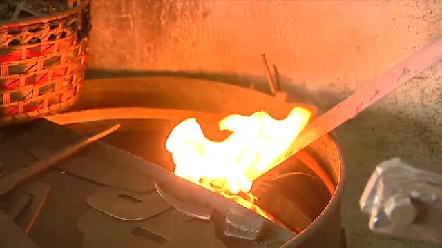 прикольное видео о том, как китайцы куют мечи и машут ими смотреть онлайн