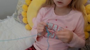ДЕТСКОЕ ТВОРЧЕСТВО - УЧИМСЯ ВЯЗАТЬ КРЮЧКОМ - УРОК 1 - Воздушные петли - БРАСЛЕТ КРЮЧКОМ