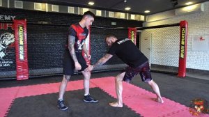 БЭКФИСТ ЧЕРЕЗ ФИНТ | НЕЗАМЕТНЫЙ УДАР С РАЗВОРОТА | УРОКИ ММА ОТ ЧЕМПИОНА МИРА