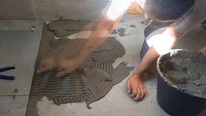 Укладка плитки на пол 60 * 60 в ванной комнате