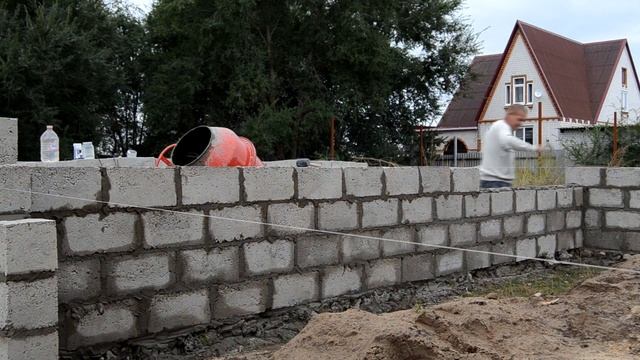 Гараж 6х4 из керамзитобетонных блоков. Бетонная перемычка 3 метра.