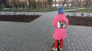 Люба кормит голубей / делаем дорожку из хлеба?/заманиваем  голубей к кормушке