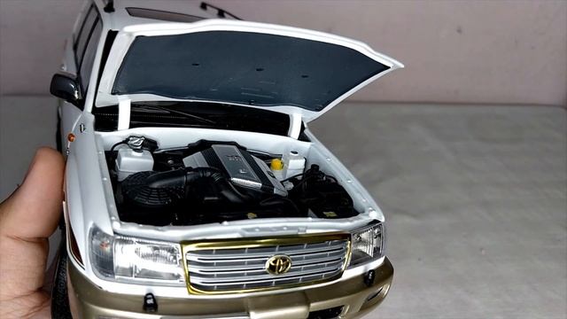 Review of Toyota Land Cruiser LC 100 SUV | Unboxing | 1:18 Scale Diecast Model | 4K смотреть онлайн
