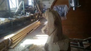 Резьба медведя бензопилой из бревна