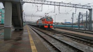 Отправление поезда №75 Омск — Симферополь под ЭП2К-323 со станции Омск-Пасс.