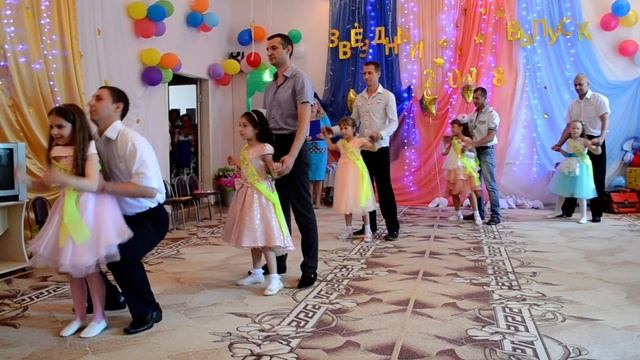 Трогательный танец дочек с папами на выпускной! смотреть онлайн