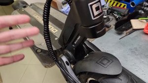 Ремонт Dualtron Victror - работы на переднем колесе.