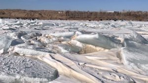 Казахстан. Торосы на водохранилище Капчагай.