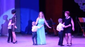 танец мам с сыновьями