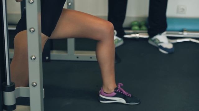 Обратные выпады тренажер Смита смотреть онлайн