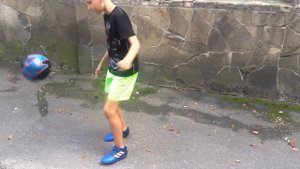 Мальчик круто набивает мяч.