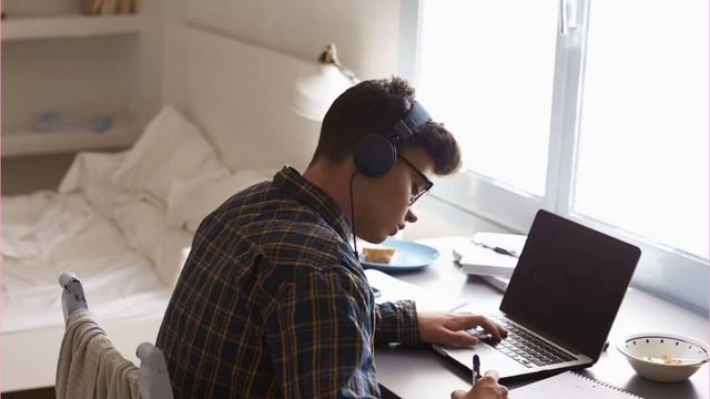 Услышав имя Мужчины с которым переписывается ее сын,Таня напряглась и Ложка со звоном выпала из рук смотреть онлайн