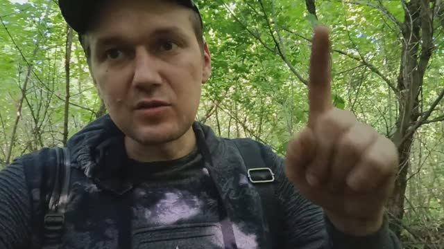 ОТец ищет грибы 1 июля. Нашел землянку