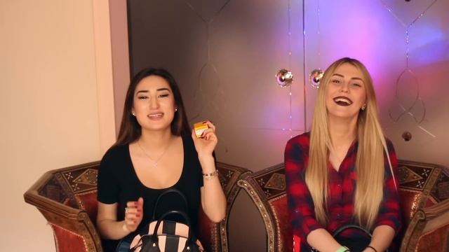 What's in my bag/Ковыряемся в чужих сумках с Сашей Кирпань смотреть онлайн