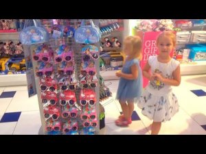 ВЛОГ Что Алина выбрала  Подарок для подружки на День Рождения Летим домой на самолете VLOG