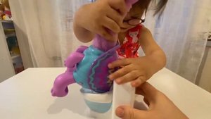 Николь открывает какающую черепаху. Черепаха кушает, поёт и какает