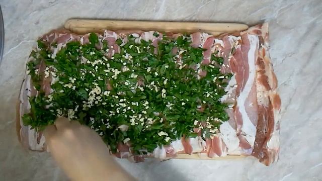 Ароматный рулет из свинины с беконом смотреть онлайн