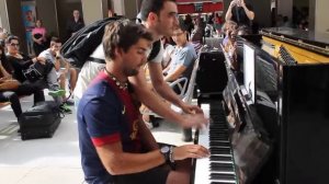 парень классно играет на вокзальном пианино