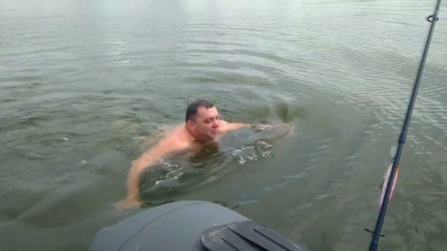 Встреча с МЕДВЕДЕМ НА РЫБАЛКЕ. КАК МЕДВЕДЬ ИЗ ЛОДКИ ВЫПАЛ. Закрытие рыболовного сезона.