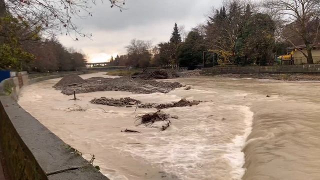 Зимний СОЧИ / бурная река в ХОСТЕ смотреть онлайн
