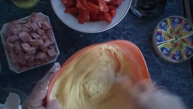 Рецепт: Закусочный пирог с колбасой и помидорами