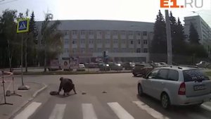 Бабушка перебегала дорогу и потеряла тапки