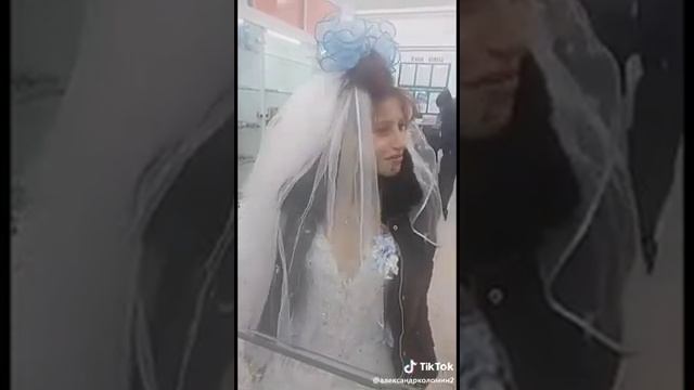 Бомжиха в свадебном платье.