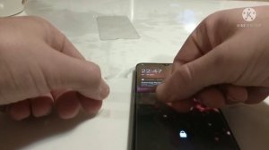 Как поменять защитное стекло на телефоне домашних условиях #Защитноестекло