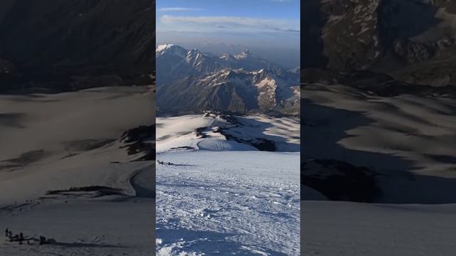 Движение по,, Косой полке" в седловину между восточной и западной вершинами Эльбруса